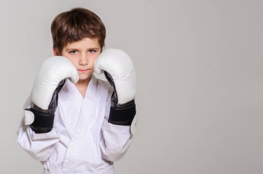 Kimono üzerinde turuncu kemer ile küçük çocuk. Karate.