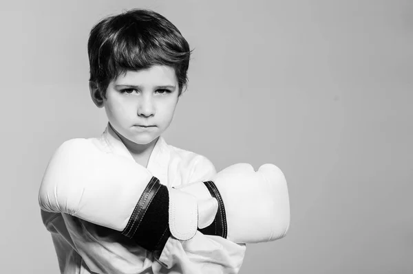 Kleiner Junge Mit Orangefarbenem Gürtel Auf Kimono Karate — Stockfoto