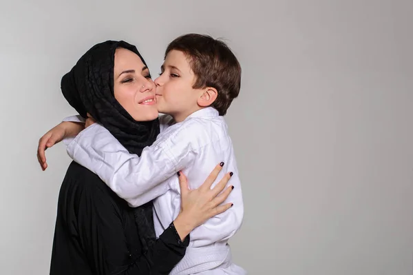 Šťastné Muslimské Maminka Malým Synem Kimonu — Stock fotografie
