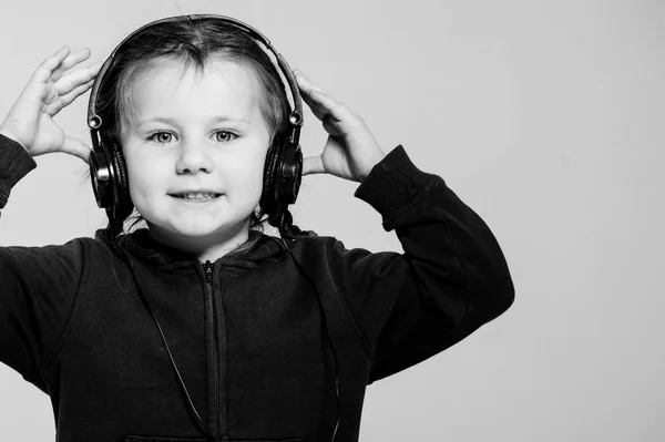 Nowoczesny Stylowy Szczęśliwe Małe Dziecko Cieszące Się Nowoczesną Muzyką Szarym — Zdjęcie stockowe