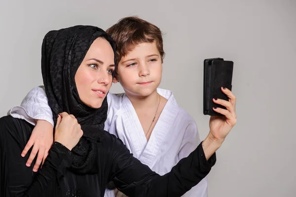 Glückliche Muslimische Mutter Mit Kleinem Sohn Kimono Macht Selfie — Stockfoto