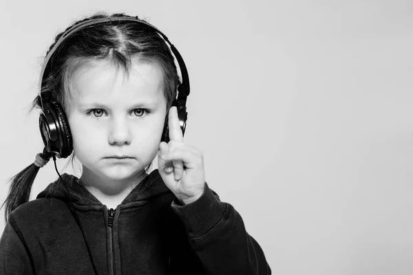 Menina Ouvir Música Com Leitor Mp3 Isolado Branco — Fotografia de Stock