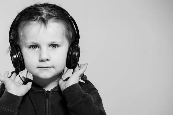 Liten Flicka Lyssna Musik Med Mp3 Spelare Isolerad Vit — Stockfoto