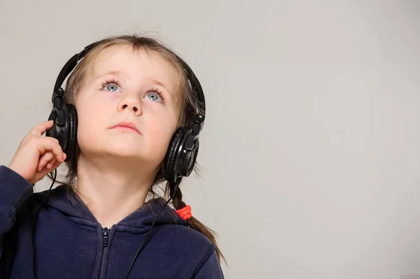 Dziewczynka Słuchać Muzyki Odtwarzacza Mp3 Białym Tle — Zdjęcie stockowe