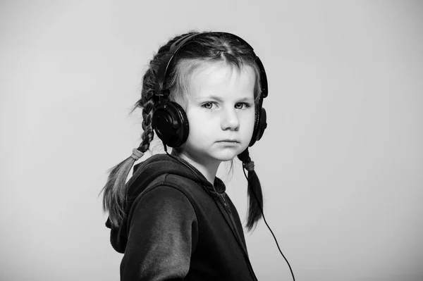 Menina Ouvir Música Com Leitor Mp3 Isolado Branco — Fotografia de Stock