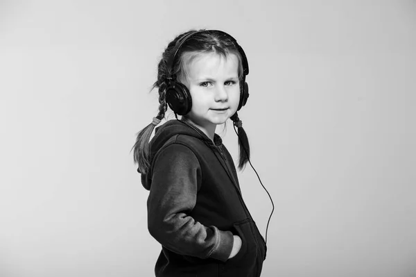 Menina Ouvir Música Com Leitor Mp3 Isolado Branco — Fotografia de Stock