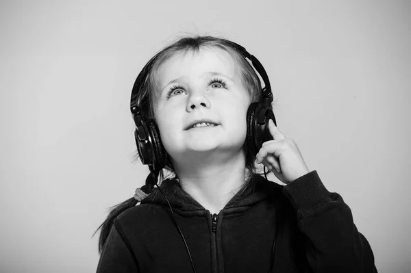 Menina Ouvir Música Com Leitor Mp3 Isolado Branco — Fotografia de Stock