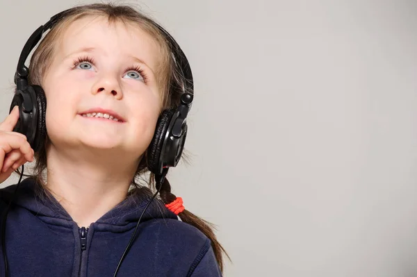 Menina Ouvir Música Com Leitor Mp3 Isolado Branco — Fotografia de Stock