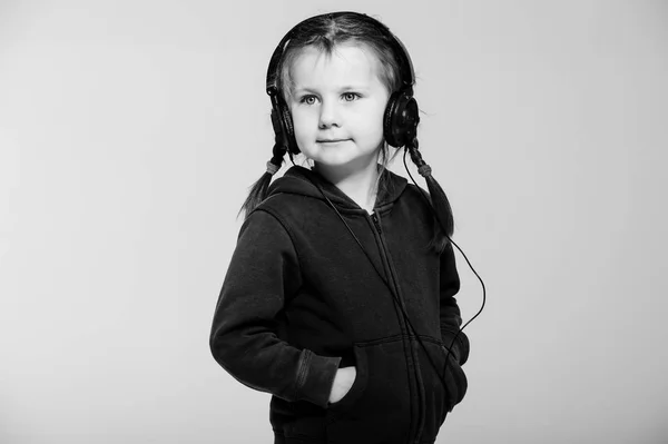 Niña Escuchar Música Con Reproductor Mp3 Aislado Blanco —  Fotos de Stock