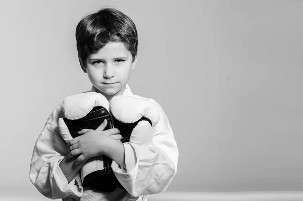 Menino Com Cinto Branco Quimono Karatê — Fotografia de Stock