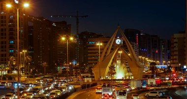 Abu Dhabi, Birleşik Arap Emirlikleri - 27 Mart 2006: Arap kapalı Abu Dhabi Birleşik Arap Emirlikleri geleneksel bir kürek dhow kürek yelkencilerinin.