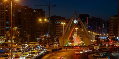 Abu Dhabi, Birleşik Arap Emirlikleri - 27 Mart 2006: Arap kapalı Abu Dhabi Birleşik Arap Emirlikleri geleneksel bir kürek dhow kürek yelkencilerinin.