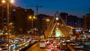 Abu Dhabi, Birleşik Arap Emirlikleri - 27 Mart 2006: Arap kapalı Abu Dhabi Birleşik Arap Emirlikleri geleneksel bir kürek dhow kürek yelkencilerinin.