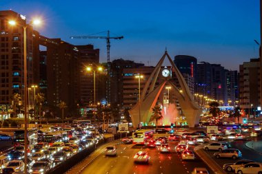 Abu Dhabi, Birleşik Arap Emirlikleri - 27 Mart 2006: Arap kapalı Abu Dhabi Birleşik Arap Emirlikleri geleneksel bir kürek dhow kürek yelkencilerinin.