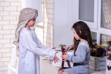 Arapça çocuklar hediye kutusu açma. Arap Müslüman aile.