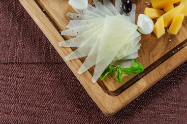 Farklı ahşap arka plan üzerinde peynir çeşitleri