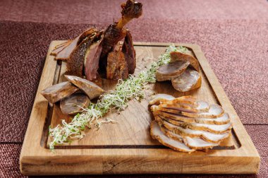 Pekin ördeği ve satır üzerinde kesme tahtası siyah ahşap zemin üzerine dilimlenmiş.