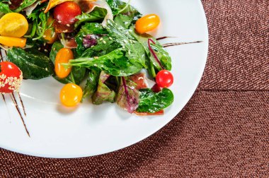 Ispanak, romaine ve marullu taze yeşil salata..