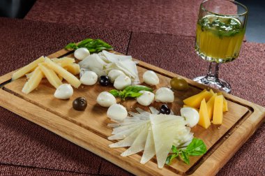 Farklı ahşap arka plan üzerinde peynir çeşitleri.