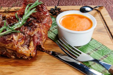 Ahşap masa üzerinde ahşap kesme plaka üzerinde ızgara domuz eti biftek. Avrupa gıda.