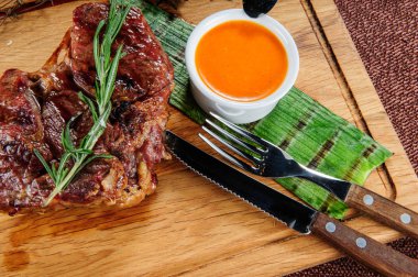 Ahşap masa üzerinde ahşap kesme plaka üzerinde ızgara domuz eti biftek. Avrupa gıda.