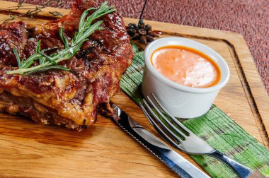 Ahşap masa üzerinde ahşap kesme plaka üzerinde ızgara domuz eti biftek. Avrupa gıda.