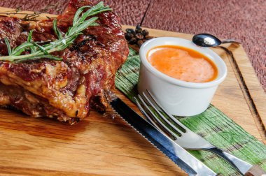 Ahşap masa üzerinde ahşap kesme plaka üzerinde ızgara domuz eti biftek. Avrupa gıda.