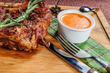 Ahşap masa üzerinde ahşap kesme plaka üzerinde ızgara domuz eti biftek. Avrupa gıda.