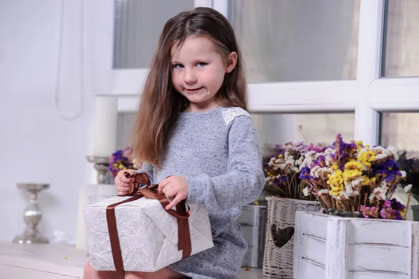 Felice Bambina Aprendo Una Scatola Regalo — Foto Stock