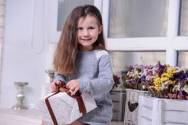 Felice Bambina Aprendo Una Scatola Regalo — Foto Stock