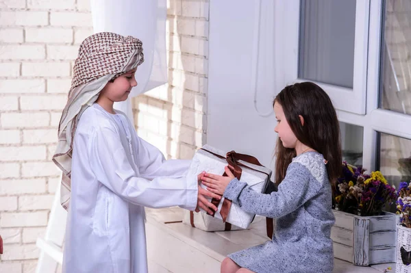 Арабська Діти Розпакування Подарунковій Коробці Арабська Мусульманської Родини — стокове фото