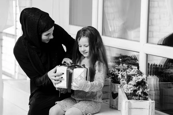 Middle Eastern Mother Girl Gift Box Muslim Family Living Lifestyle — Stock Photo, Image