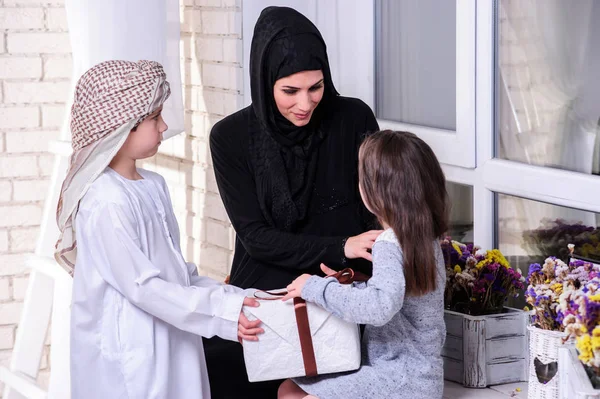 Арабская Мать Дарит Подарок Своему Мальчику Девушке — стоковое фото