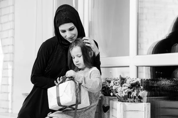 中东的母亲和女孩与礼品盒 穆斯林家庭生活的生活方式 快乐的阿拉伯 Parrent 和孩子微笑 黑白相间 — 图库照片