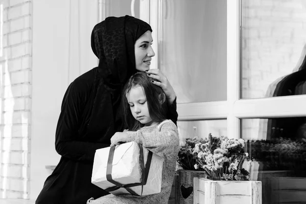 Mutter Und Mädchen Aus Dem Nahen Osten Mit Geschenkkarton Lebensstil — Stockfoto