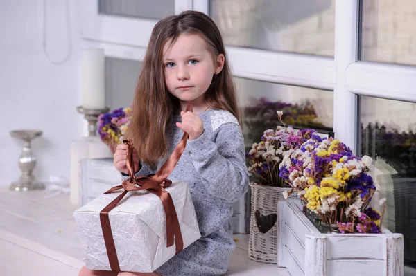 Happy Little Girl Opening Present Box — Stock Photo, Image