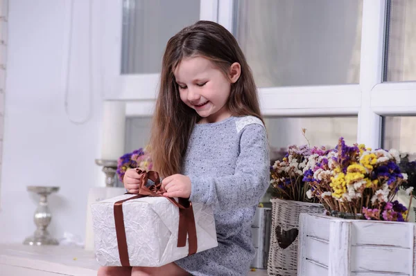 Menina Feliz Abrindo Uma Caixa Presente — Fotografia de Stock