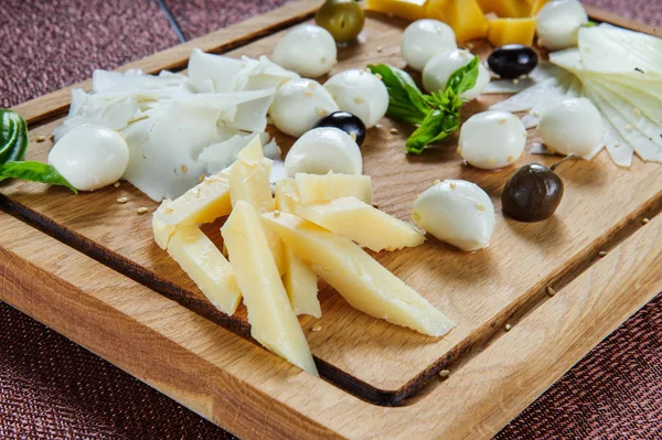 Diferentes Tipos Queijo Fundo Madeira — Fotografia de Stock