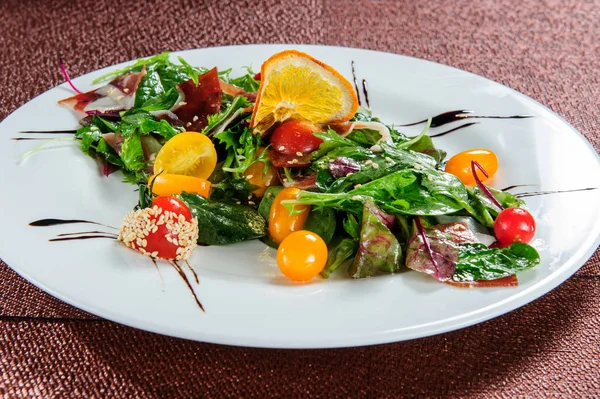 Ensalada Verde Fresca Con Espinacas Rúcula Romana Lechuga — Foto de Stock