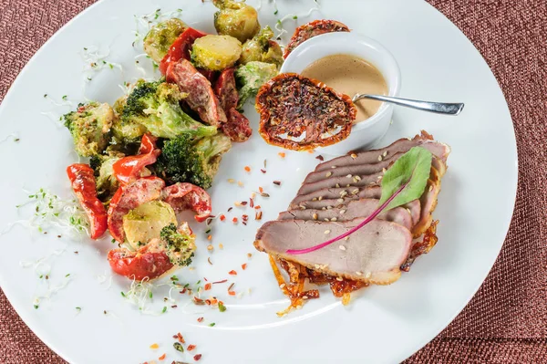 Gebratene Kabeljaufilets Mit Hirse Und Gedünstetem Brokkoli Karotten Rosenkohl Und — Stockfoto