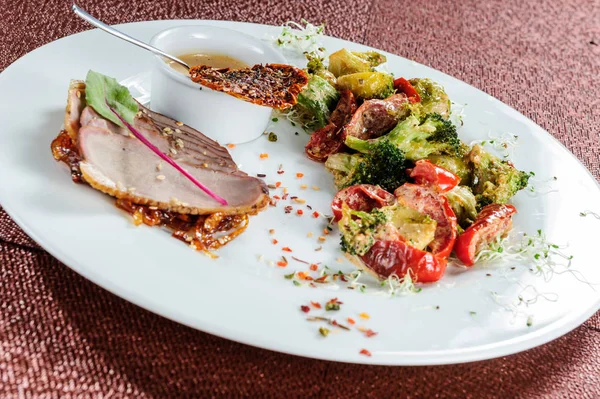 Filetti Merluzzo Arrosto Serviti Con Miglio Broccoli Vapore Carote Cavoletti — Foto Stock