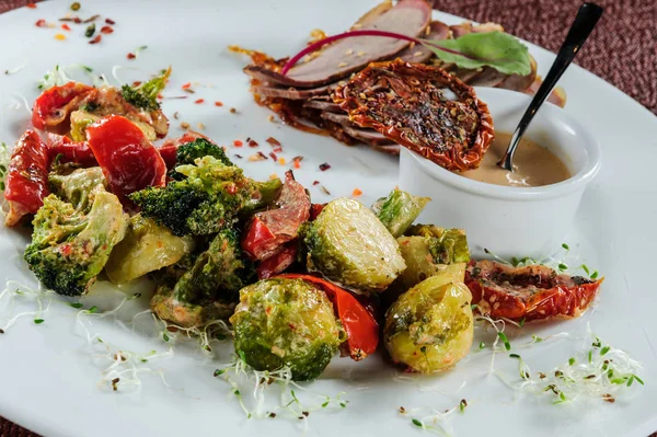 Filetti Merluzzo Arrosto Serviti Con Miglio Broccoli Vapore Carote Cavoletti — Foto Stock