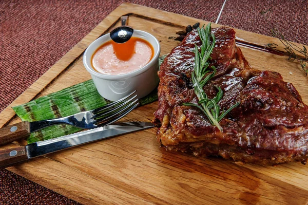 Steak Viande Porc Grillé Sur Plaque Découpe Bois Sur Table — Photo
