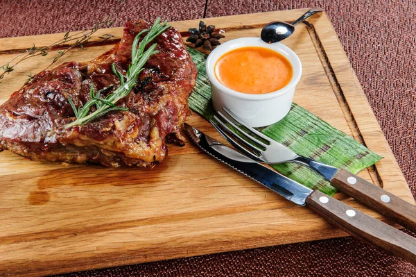 Steak Viande Porc Grillé Sur Plaque Découpe Bois Sur Table — Photo