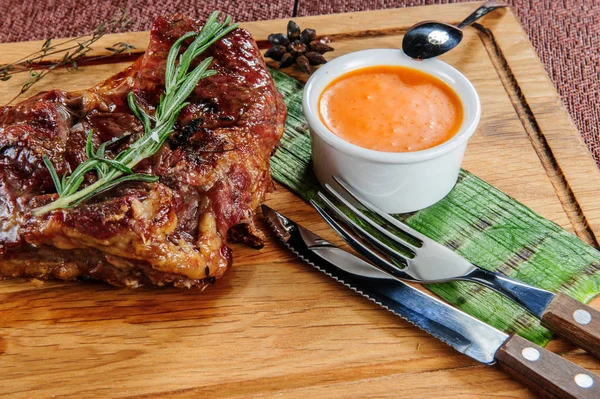 Carne Maiale Alla Griglia Bistecca Piatto Taglio Legno Tavola Legno — Foto Stock