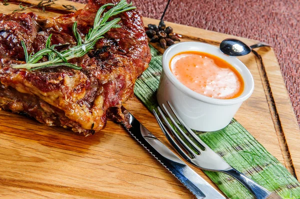 木製カッティング プレート木製テーブルの上にポークのグリル肉ステーキ 欧州食品 — ストック写真