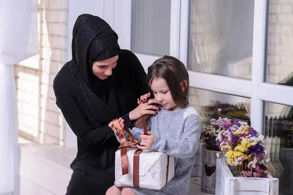 Mãe Menina Oriente Médio Com Caixa Presente Família Muçulmana Vivendo Imagens De Bancos De Imagens