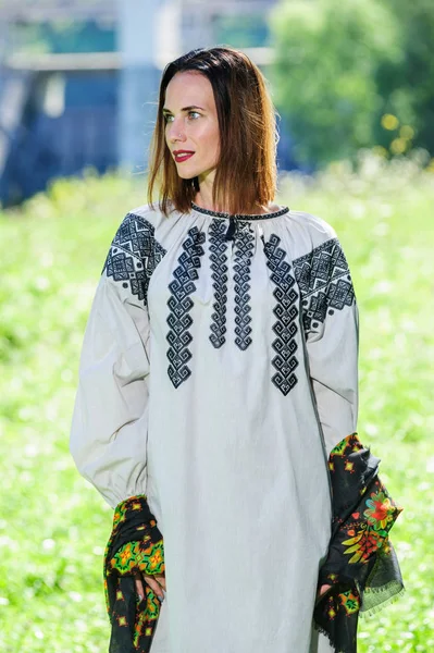 Красивая Украинская Янг Женщина Одетая Традиционное Современное Этническое Платье — стоковое фото