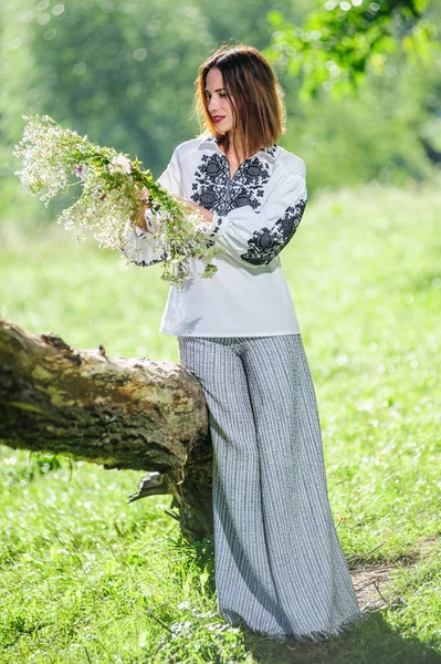 Mooie Oekraïense Yang Vrouw Gekleed Naar Traditionele Moderne Etnische Jurk — Stockfoto