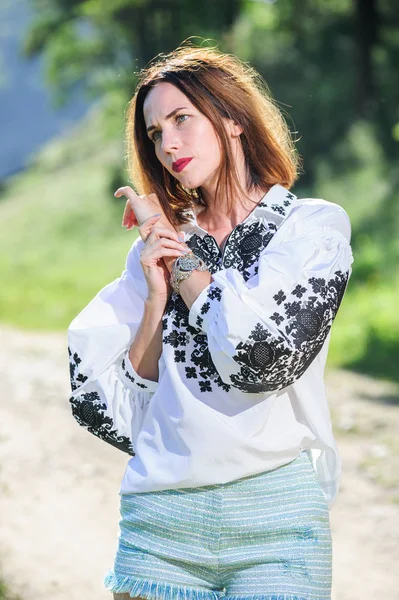 Vackra Ukrainska Yang Kvinna Klädd Till Traditionella Moderna Etniska Klänning — Stockfoto